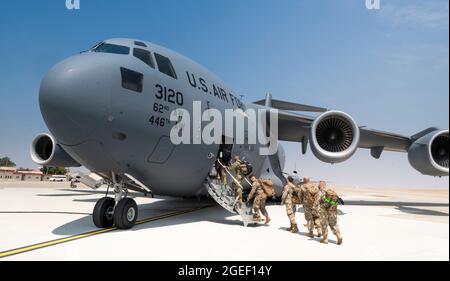 US Airmen assegnato al 821st Contingency Response Group Board a C-17 Globemaster III su Travis Air Force base, California, 14 agosto 2021. L'Aeronautica militare statunitense, a sostegno del Dipartimento della Difesa, ha spostato le forze in Afghanistan per facilitare la partenza e la delocalizzazione sicura dei cittadini statunitensi, dei beneficiari del visto speciale per l'immigrazione e delle popolazioni afghane vulnerabili provenienti dall'Afghanistan. Il 621st CRW ha schierato Airmen dal 621st e 821st CRG così come il 621st Air Mobility Advisory Group per sostenere la missione. (STATI UNITI Air Force foto di staff Sgt. Dennis Hoffman) Foto Stock