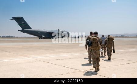 Gli aerei statunitensi assegnati all'821° Gruppo di risposta alle emergenze si dirigono verso un C-17 Globemaster III sulla base dell'aeronautica di Travis, California, 14 agosto 2021. L'Aeronautica militare statunitense, a sostegno del Dipartimento della Difesa, ha spostato le forze in Afghanistan per facilitare la partenza e la delocalizzazione sicura dei cittadini statunitensi, dei beneficiari del visto speciale per l'immigrazione e delle popolazioni afghane vulnerabili provenienti dall'Afghanistan. Il 621st CRW ha schierato Airmen dal 621st e 821st CRG così come il 621st Air Mobility Advisory Group per sostenere la missione. (STATI UNITI Air Force foto di staff Sgt. Dennis Hoffman) Foto Stock