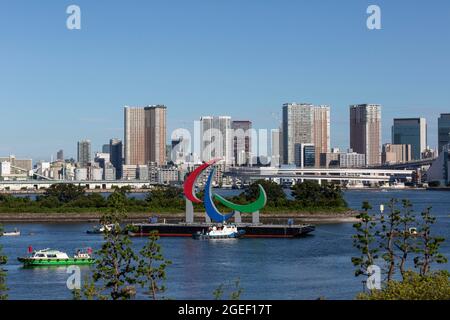 Tokyo, Giappone. 20 ago 2021. I rimorchiatori spostano un simbolo Paralimpico installato per i Giochi Paralimpici di Tokyo 2020 al Parco Marino di Odaiba il 20 agosto 2021 a Tokyo, Giappone. Le Paralimpiadi di Tokyo saranno in corso il 24 agosto e avranno inizio fino al 5 settembre con molte delle stesse misure del coronavirus dei Giochi Olimpici. (Credit Image: © POOL via ZUMA Press Wire) Foto Stock