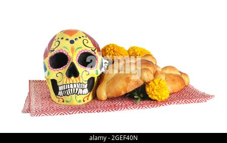 Pane dei morti e cranio dipinto su sfondo bianco. Celebrazione del giorno dei morti del Messico (El dia de Muertos) Foto Stock