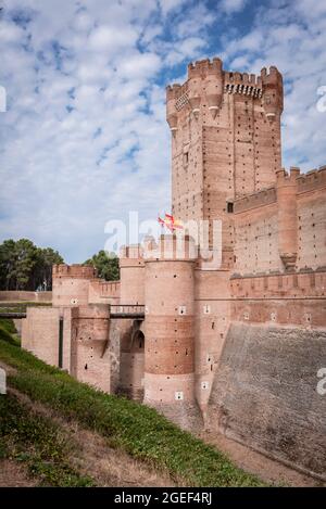 Torre e ingresso del castello di la Mota a Valladolid, Spagna con un bel cielo blu con nuvole bianche. Foto Stock