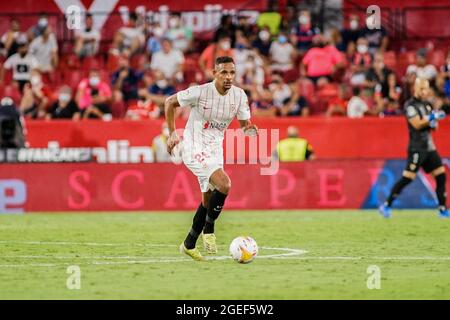 Siviglia, Spagna. 15 Agosto 2021. Fernando Reges del Sevilla FC visto in azione durante la partita di calcio la Liga Santander 2021/2022 tra Sevilla FC e Rayo Vallecano allo stadio Ramon Sanchez Pizjuan di Siviglia. (Punteggio finale; Sevilla FC 3:0 Rayo Vallecano) (Foto di Francis Gonzalez/SOPA Images/Sipa USA) Credit: Sipa USA/Alamy Live News Foto Stock