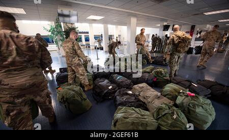 Gli aerei statunitensi assegnati all'821° Gruppo di risposta alle emergenze organizzano i bagagli e gli attrezzi presso il terminal passeggeri sulla base dell'aeronautica di Travis, California, 14 agosto 2021. L'Aeronautica militare statunitense, a sostegno del Dipartimento della Difesa, ha spostato le forze in Afghanistan per facilitare la partenza e la delocalizzazione sicura dei cittadini statunitensi, dei beneficiari del visto speciale per l'immigrazione e delle popolazioni afghane vulnerabili provenienti dall'Afghanistan. Il 621st CRW ha schierato Airmen dal 621st e 821st CRG così come il 621st Air Mobility Advisory Group per sostenere la missione. (STATI UNITI Air Force foto di staff Sgt. Dennis Hoffman) Foto Stock