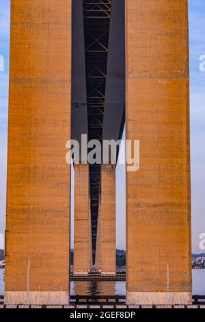 Ponte Presidente Costa e Silva, conosciuto come il ponte Rio-Nitreói, sulla baia di Guanabara. È il ponte più lungo del Brasile. Foto Stock