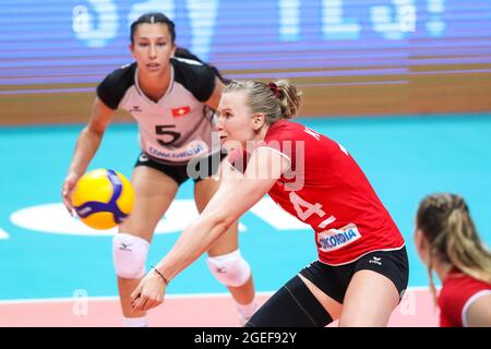 (210820) -- ZADAR, 20 agosto 2021 (Xinhua) -- Laura Kunzler della Svizzera compete durante il CEV EuroVolley 2021 Pool C, partita di pallavolo femminile tra Croazia e Svizzera a Zadar, Croazia, 19 agosto 2021. (Luka Stanzl/Pixsell via Xinhua) Foto Stock