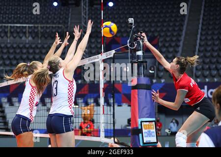 (210820) -- ZADAR, 20 agosto 2021 (Xinhua) -- Samanta Fabris (2nd L) della Croazia blocca un picco durante il CEV EuroVolley 2021 Pool C Women's volley match tra Croazia e Svizzera a Zadar, Croazia, 19 agosto 2021. (Luka Stanzl/Pixsell via Xinhua) Foto Stock