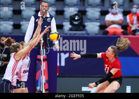 (210820) -- ZADAR, 20 agosto 2021 (Xinhua) -- Maja Storck (R) della Svizzera compete durante la partita di pallavolo femminile del CEV EuroVolley 2021 Pool C tra Croazia e Svizzera a Zadar, Croazia, 19 agosto 2021. (Luka Stanzl/Pixsell via Xinhua) Foto Stock