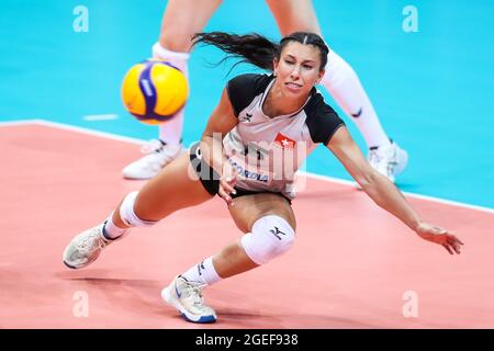 (210820) -- ZADAR, 20 agosto 2021 (Xinhua) -- Thays Deprati di Svizzera salva la palla durante il CEV EuroVolley 2021 Pool C partita di pallavolo femminile tra Croazia e Svizzera a Zadar, Croazia, 19 agosto 2021. (Luka Stanzl/Pixsell via Xinhua) Foto Stock