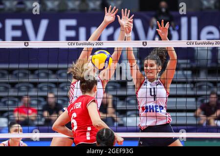 (210820) -- ZADAR, 20 agosto 2021 (Xinhua) -- Bozana Butigan (R) della Croazia si blocca durante il CEV EuroVolley 2021 Pool C Women's volley match tra Croazia e Svizzera a Zadar, Croazia, 19 agosto 2021. (Luka Stanzl/Pixsell via Xinhua) Foto Stock