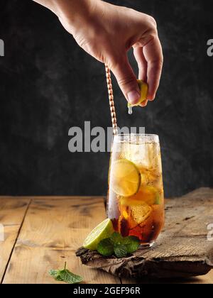 Cocktail classico Cuba Libre su un tavolo di legno, spazio copia. Foto Stock