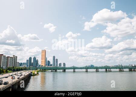 Yeouido edifici moderni e il fiume Han a Seoul, Corea Foto Stock