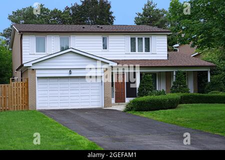 Suburban casa a due piani con doppio garage e grande prato anteriore Foto Stock