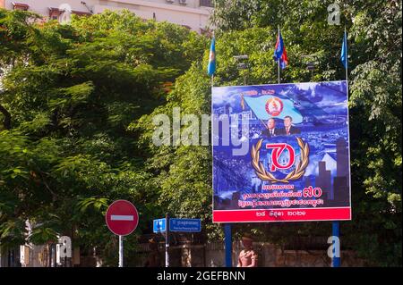 Un cartellone del settantesimo anniversario che celebra la fondazione del partito CPP (Partito popolare cambogiano). Phnom Penh, Cambogia. © Kraig Lieb Foto Stock