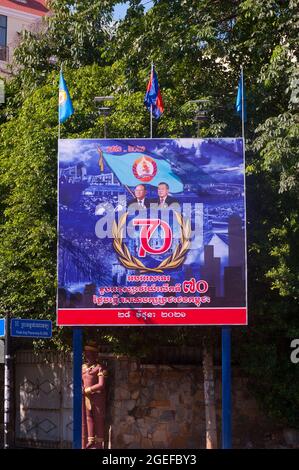 Un cartellone del settantesimo anniversario che celebra la fondazione del partito CPP (Partito popolare cambogiano). Phnom Penh, Cambogia. © Kraig Lieb Foto Stock