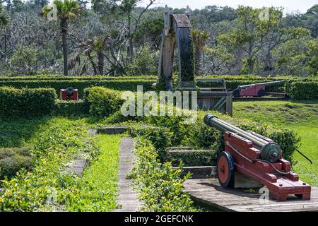 Fort Caroline National Memorial Arch e cannoni lungo il fiume St. Johns a Jacksonville, Florida. (USA) Foto Stock