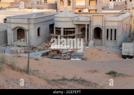 'RAK, RAK, UAE - 7/23/21: Costruzione in calcestruzzo casa residenziale nel deserto in corso. Nessuno." Foto Stock