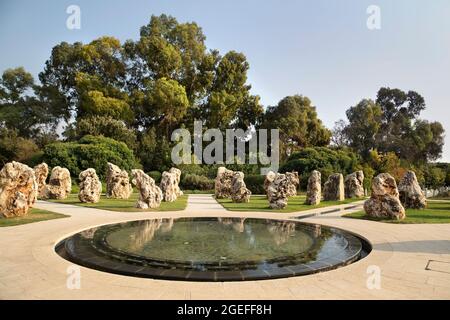 Memoriale per 73 soldati morti nel disastro di elicottero del 1997, Dafna, Israele. 73 rocce sono disposte intorno ad una piscina in cui i nomi sono scritti. Foto Stock