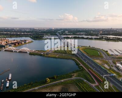 Vista aerea di un incrocio autostradale A10 S114 ad Amsterdam con traffico in transito. Foto Stock