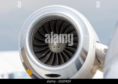 Motore sulla coda di un piccolo jet privato Foto Stock