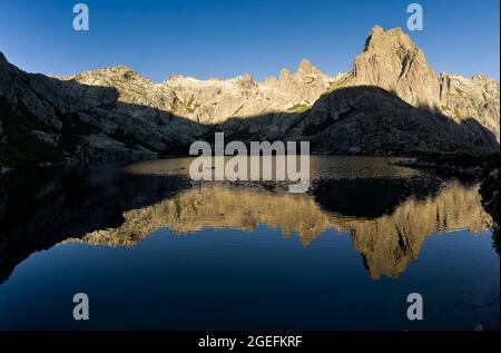 FRANCIA. CORSICA SETTENTRIONALE (2B) A PARTIRE DA CORTE LA VALLE DI RESTONICA. IL LAGO MELO (1711 M) SUL MONTE ROTONDO Foto Stock