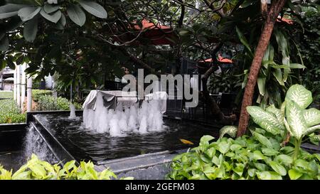 Hotel a cinque stelle Garden Water Fountain Sukhumvit Road Nana e Asoke Area Business e vita notturna Bangkok Thailandia Foto Stock