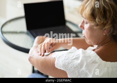 Dispositivo sensore di monitoraggio continuo della glicemia sulla pelle Foto Stock