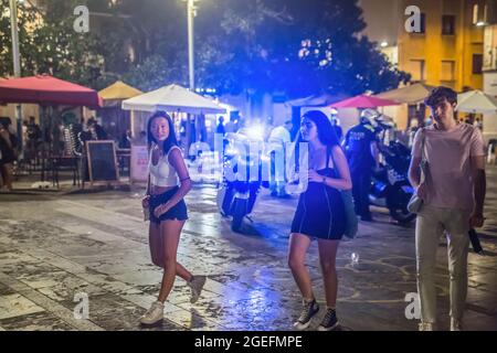 Barcellona, Spagna. 19 ago 2021. Gli ufficiali di polizia sono visti disperdersi nella Plaza del Sol, una piazza nel quartiere Gracia di Barcellona.la Corte superiore di Giustizia della Catalogna (TSJC) ha determinato questo giovedì 19 agosto, la fine del coprifuoco a Barcellona, In coincidenza con la settimana in cui si celebra la tradizionale festa del quartiere Gracia. Le frequenti folle di persone che bevono per strada sono durate tutta la notte anche se ad alcuni punti la polizia ha effettuato sfratti. Credit: SOPA Images Limited/Alamy Live News Foto Stock