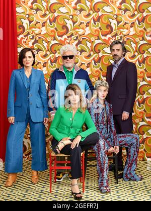 PENELOPE CRUZ, PEDRO ALMODOVAR, AITANA SANCHEZ-GIJON, ISRAELE ELEJALDE e MILENA SMIT in MADRI PARALLELE (2021) -titolo originale: MADRES PARALELAS-, diretto DA PEDRO ALMODOVAR. Credit: El Deseo / TVE / Album Foto Stock