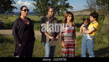 ROSY DE PALMA, PENELOPE CRUZ, ISRAEL ELEJALDE e MILENA SMIT in PARALLEL MOTHERS (2021) -titolo originale: MADRES PARALELAS-, diretto da PEDRO ALMODOVAR. Credit: El Deseo / TVE / Album Foto Stock