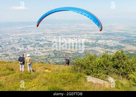 Parapendio a due posti con partenza al monte Vitosha per il parapendio sopra Sofia, Bulgaria Foto Stock