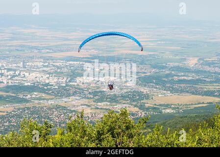 Parapendio a due posti con partenza dal monte ат Vitosha per il parapendio sopra Sofia, Bulgaria Foto Stock