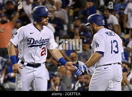 Los Angeles, Stati Uniti. 20 ago 2021. Billy McKinney di Los Angeles Dodgers (23) festeggia con il compagno di squadra Max Muncy (13) su un singolo Trea Turner a sinistra-centro contro i New York Mets durante il quinto inning al Dodger Stadium di Los Angeles giovedì 19 agosto 2021. I Dodgers usarono un gioco di bullpen per vincere il loro settimo di fila per sconfiggere i Mets 4-1. Foto di Jim Ruymen/UPI Credit: UPI/Alamy Live News Foto Stock