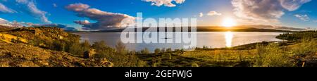 Ampia vista panoramica al tramonto estivo sul lago Lagarfljot, Islanda Foto Stock