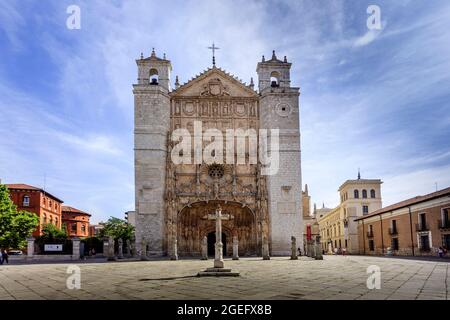 Chiesa di San Pietro e monastero. Si tratta di un monumento gotico risalente al XV secolo. Valladolid. Spagna. Foto Stock