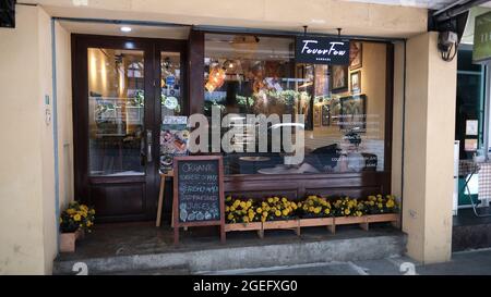 Covid 19 Pandemic Times Business Food Shops lungo Sukhumvit Road Thong lo Area Bangkok Thailandia Foto Stock