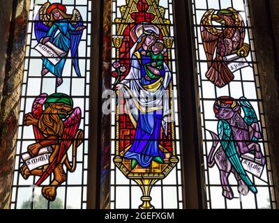 Vetrata nella chiesa decorata del 14 ° secolo di St Mary, Snettisham, Norfolk, Regno Unito Foto Stock