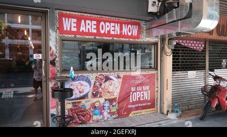 Covid 19 Pandemic Times Business Food Shops lungo Sukhumvit Road Thong lo Area Bangkok Thailandia Foto Stock