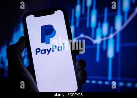 LONDRA, UK - Agosto 2021: Logo del servizio finanziario PayPal su uno smartphone Foto Stock