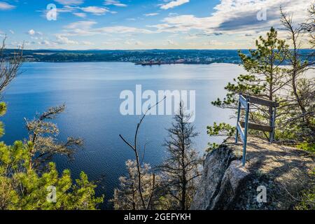 Sentiero escursionistico Eucher a la Baie (Chicoutimi) con vista sul fiordo Saguenay in un pomeriggio estivo Foto Stock