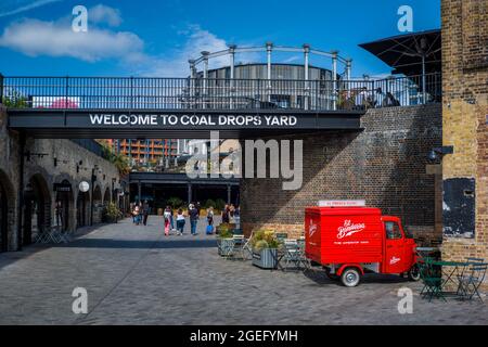 Gocce di carbone cantiere Kings Cross London - acquirenti e diners sul livello inferiore del carbone gocce di sviluppo del cantiere in Kings Cross area di Londra. Foto Stock