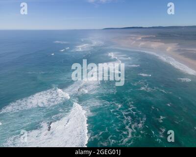 Vista aerea della costa ripresa da un angolo alto Foto Stock