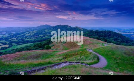 Malvern, Regno Unito - 12 luglio 2021: Vista del tramonto estivo sulle colline di Malvern da British Camp Hill Fort vicino a Malvern, Regno Unito Foto Stock