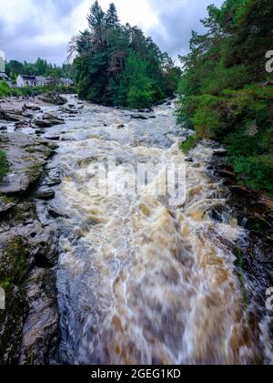 Killin, Scozia - 7 agosto 2021: Le cascate di Dochart a Killin sul fiume Tay nel Loch Lomond e Trossachs National Park, Scozia Foto Stock