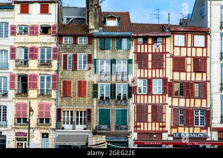 Bayonne (Francia sud-occidentale): Facciate di tipici edifici baschi lungo la banchina "quai Jaureguibe" al confine con il fiume Nive Foto Stock