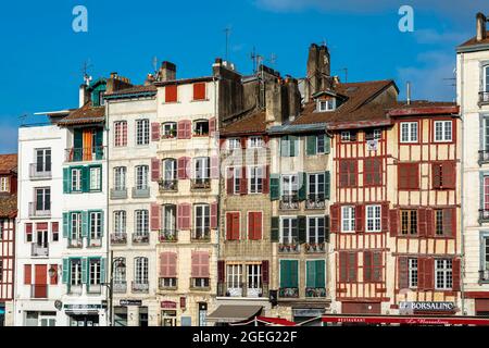 Bayonne (Francia sud-occidentale): Facciate di tipici edifici baschi lungo la banchina "quai Jaureguibe" al confine con il fiume Nive Foto Stock