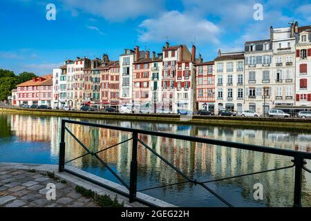 Bayonne (Francia sud-occidentale): Facciate di tipici edifici baschi lungo la banchina "quai Jaureguibe" al confine con il fiume Nive, nella Città Vecchia Foto Stock