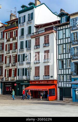 Bayonne (Francia sud-occidentale): Facciate tipiche colorate di edifici baschi e case in via “rue Bernadou”, nel centro storico Foto Stock
