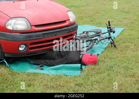 Un Mock-up di un incidente stradale auto e bicicletta. Foto Stock