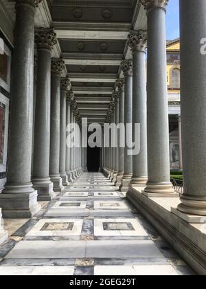 Costruzione di corridoi simmetrici della Basilica Papale di San Paolo fuori le Mura a Roma Foto Stock