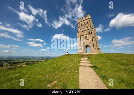 St Michael's Tower sulla cima di Glastonbury Tor, Glastonbury, Somerset, Inghilterra, Regno Unito, Europa Foto Stock